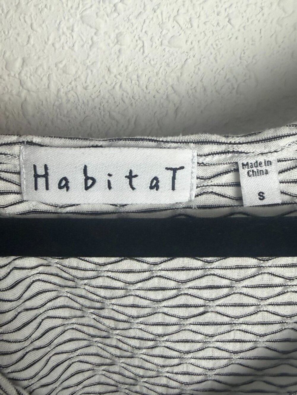 Habitat Size S Blouse Top Geometric Textured V Neck White Black Stretch Casual - Picture 4 of 6